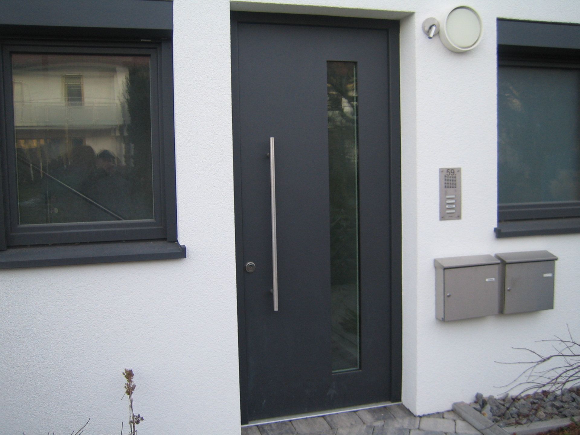 Eine moderne Tür mit einer länglichen Glasscheibe