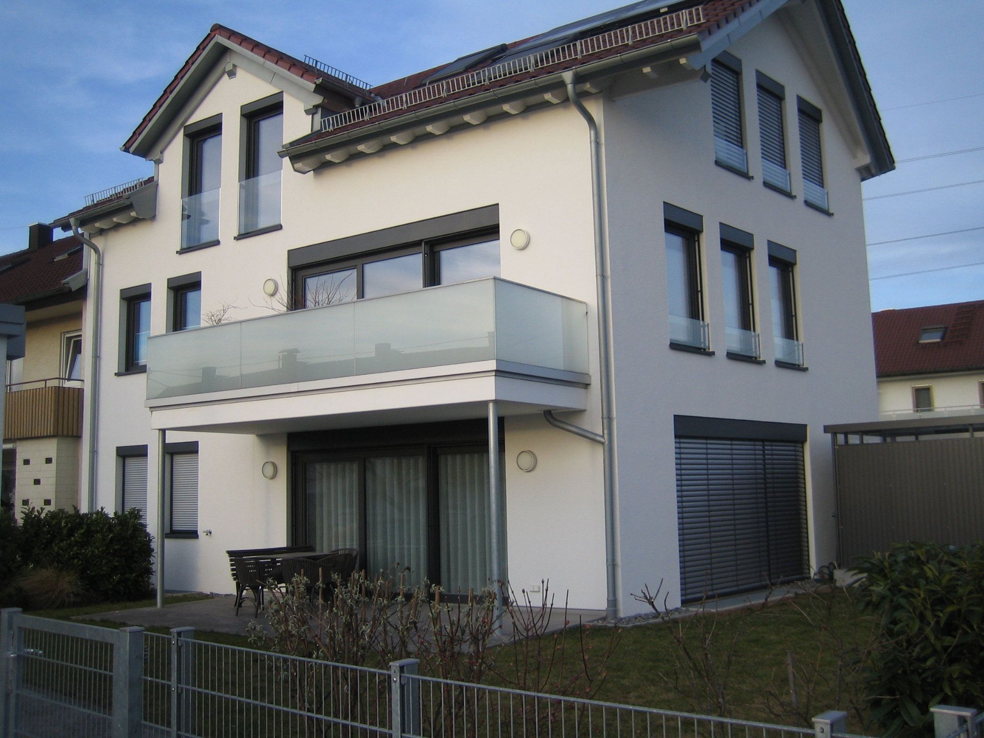 Glasgeländer eines Balkons