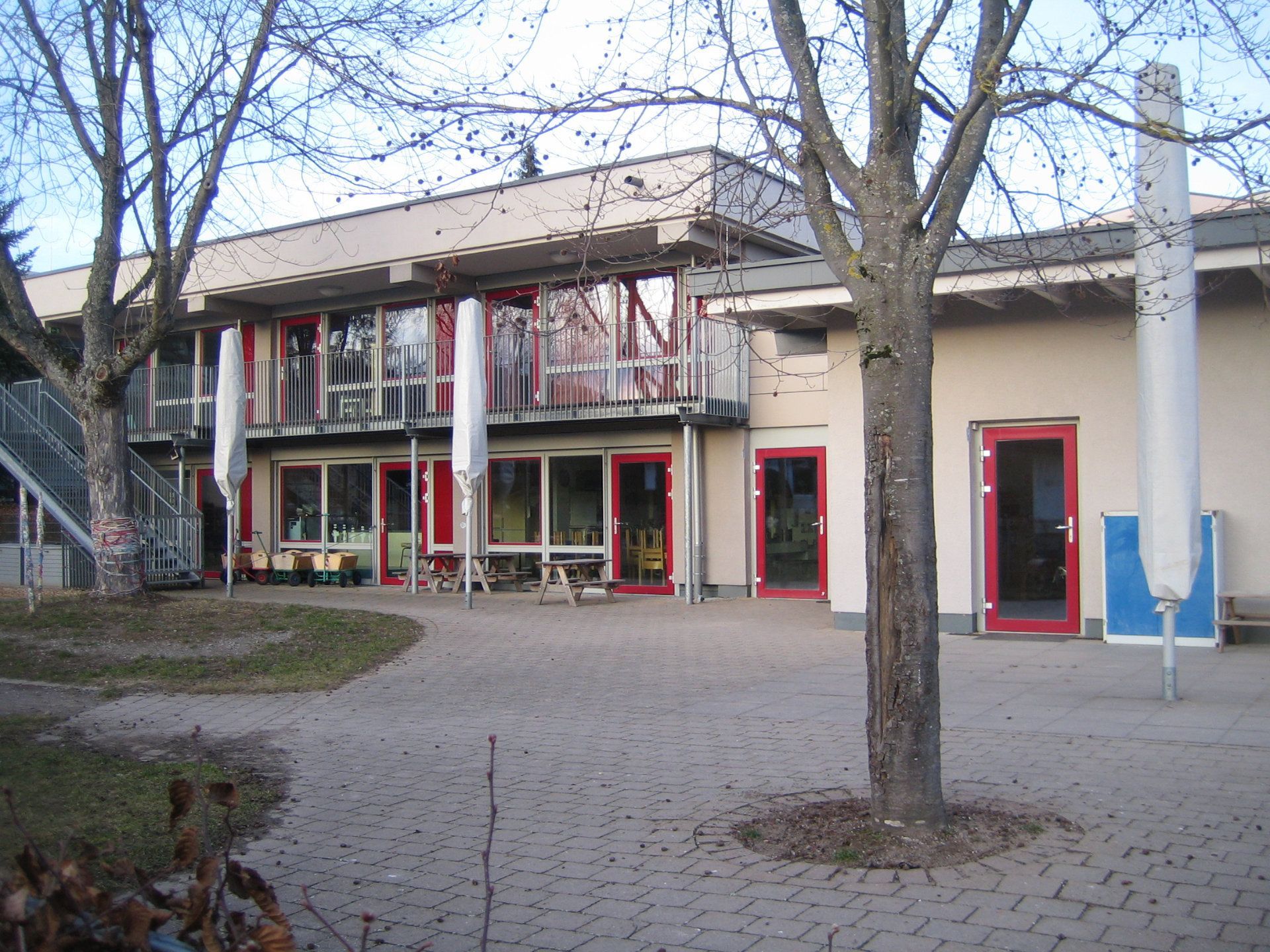 Ein Schulgebäude mit neuen Glastüren und Fenstern