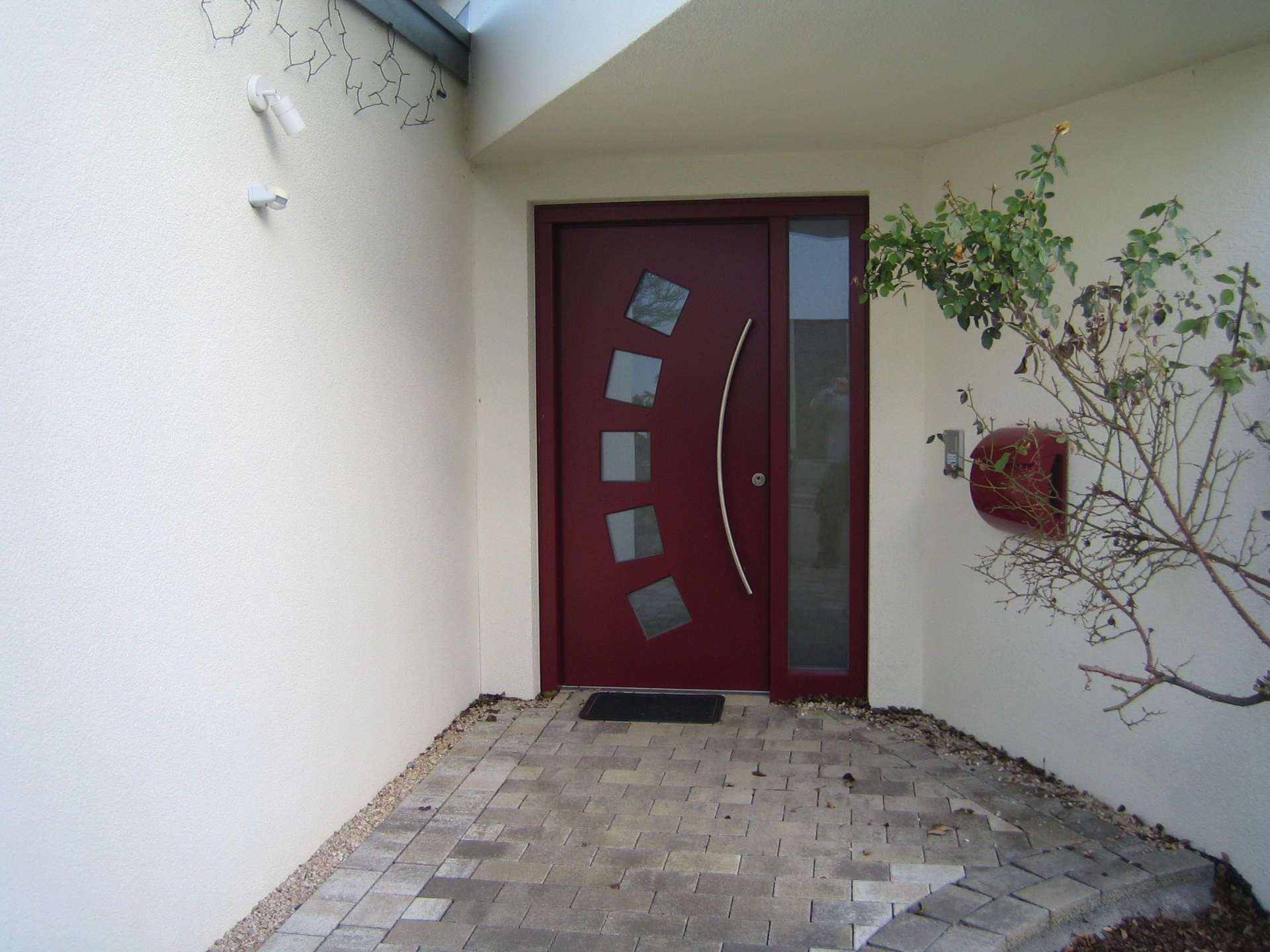 Eine rote Haustür mit Glasscheiben