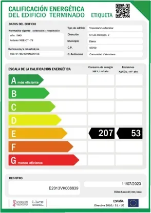 Un certificado de eficiencia energética para un edificio con una puntuación de 207