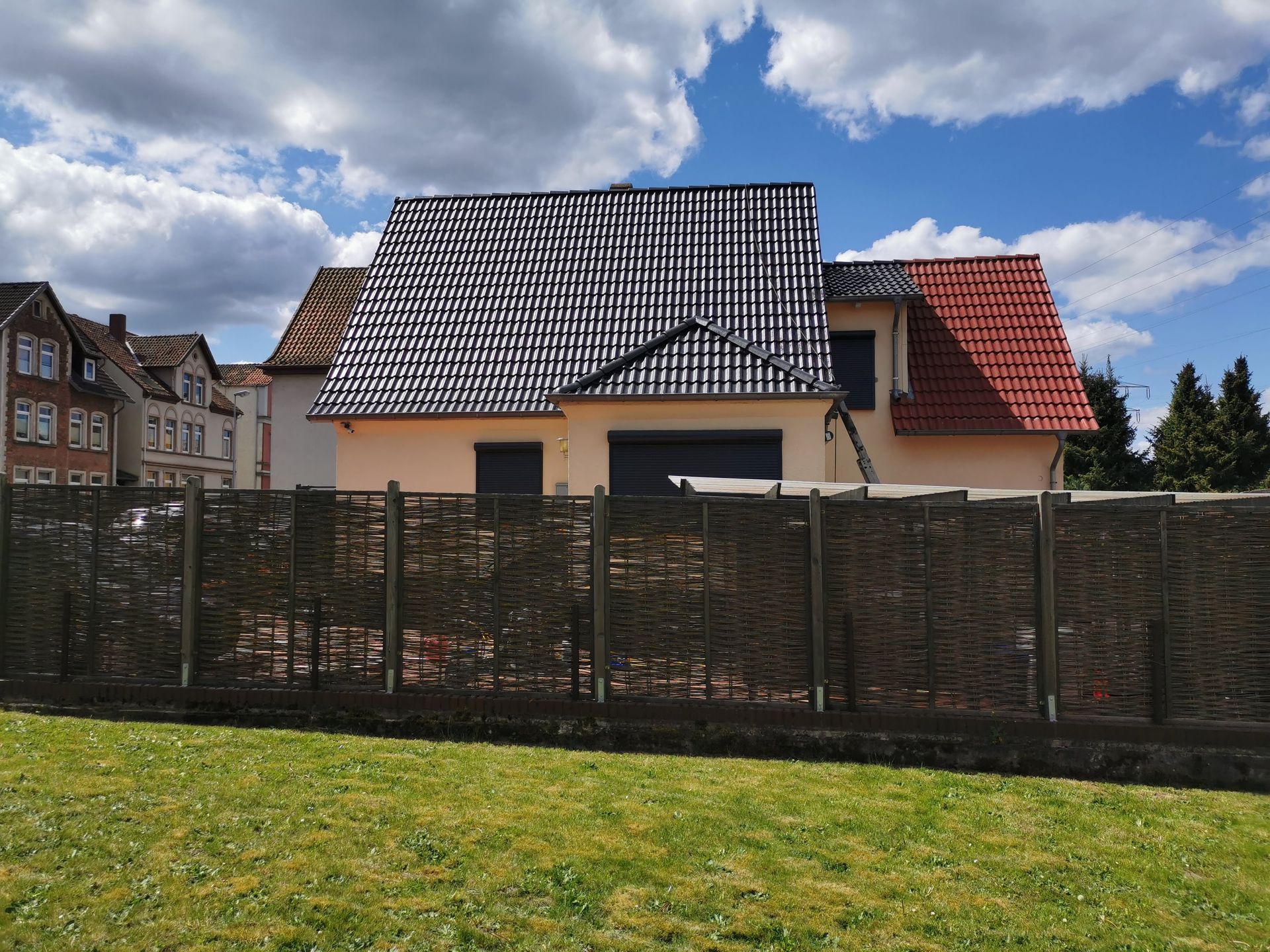Ein Haus mit einem Holzzaun davor
