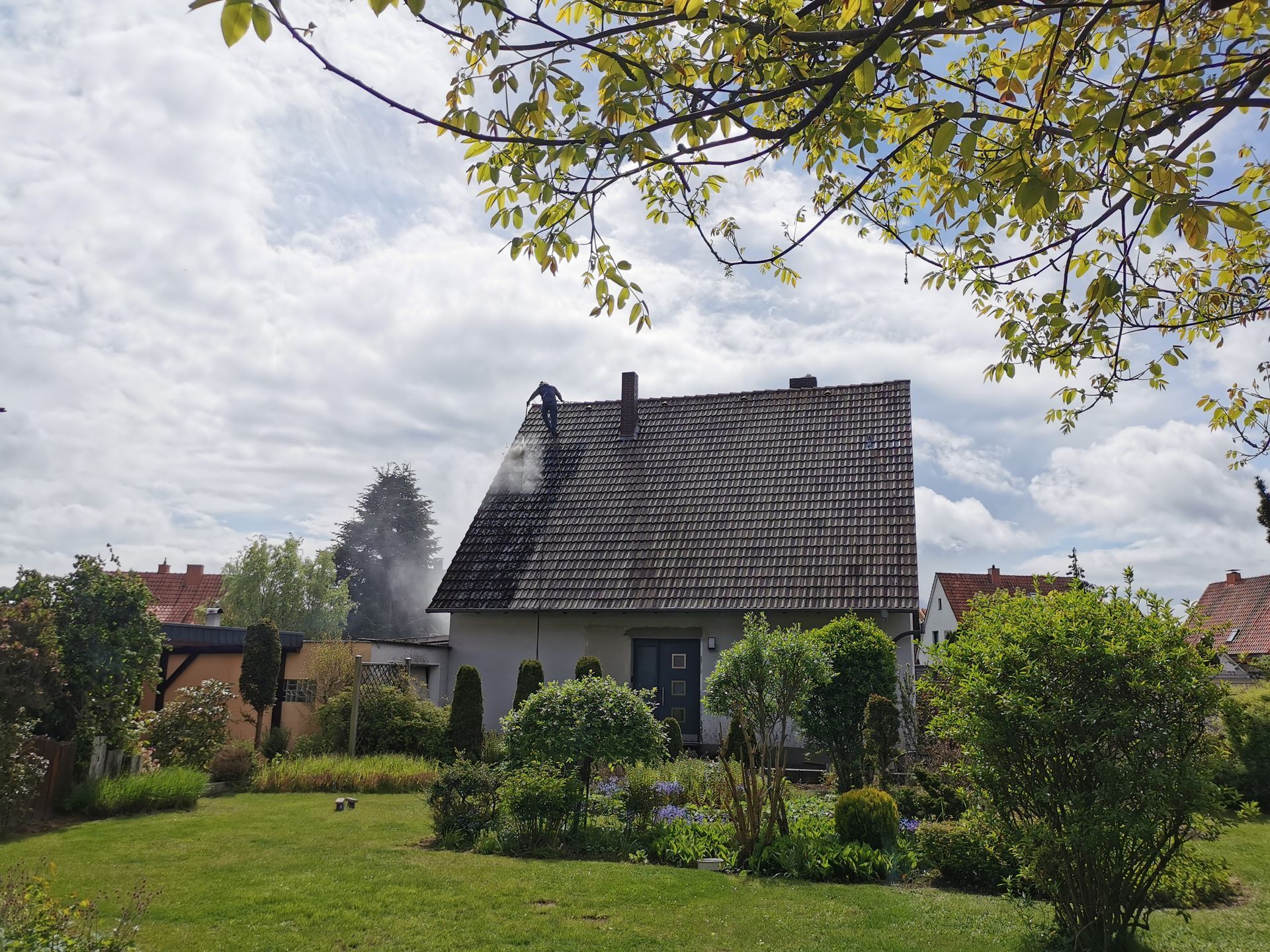 Ein Haus, aus dessen Dach Rauch aufsteigt.