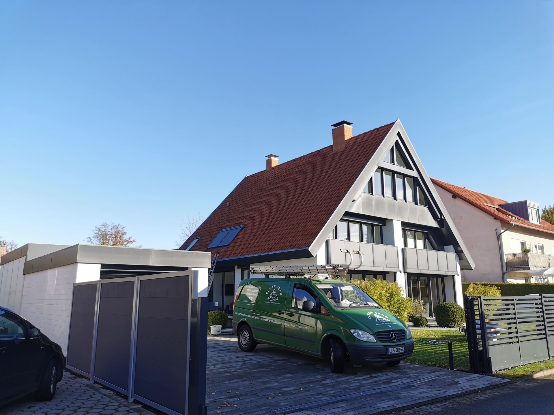 Ein grüner Lieferwagen steht vor einem Haus.