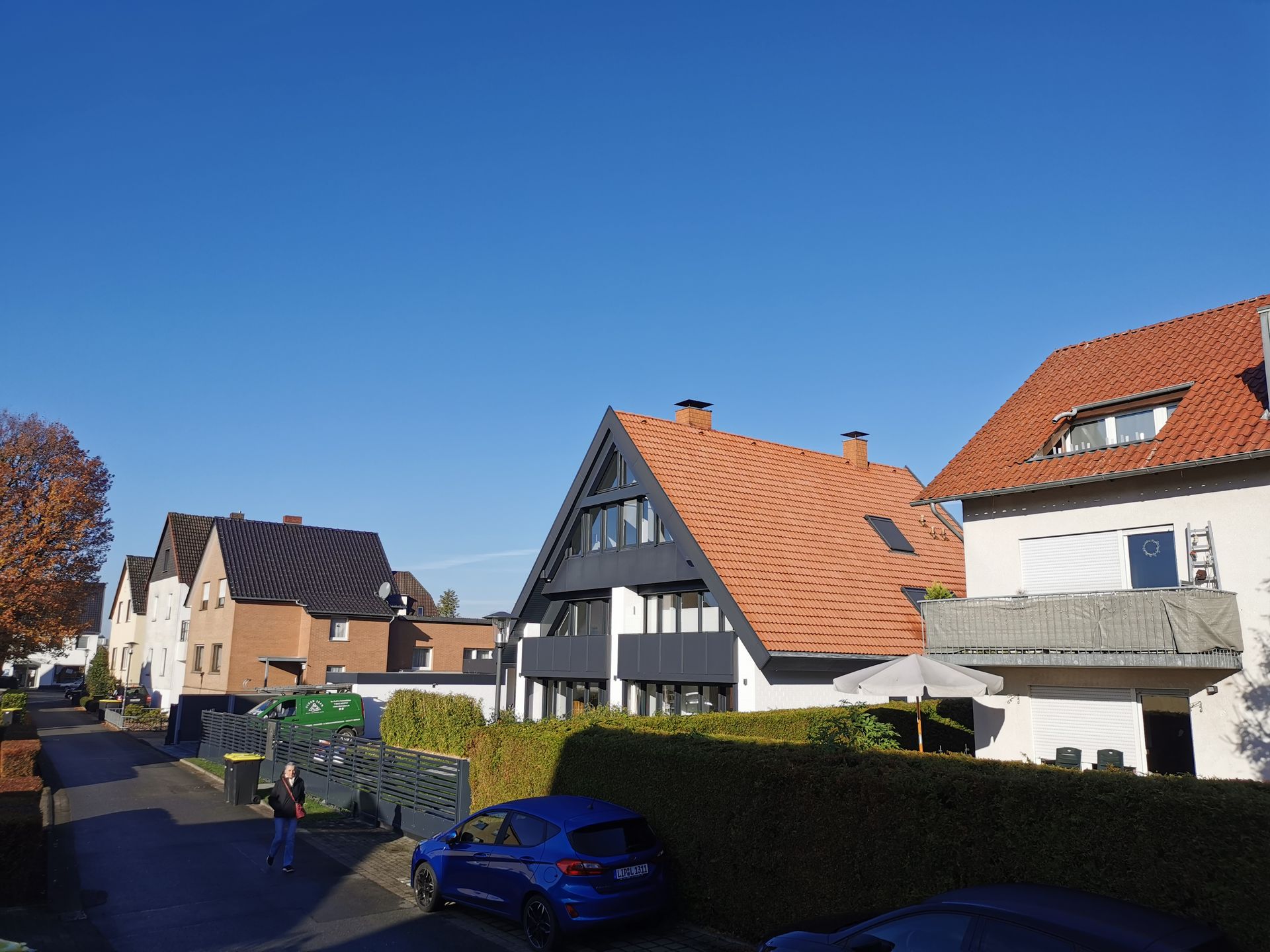 Ein blaues Auto steht vor einer Häuserreihe