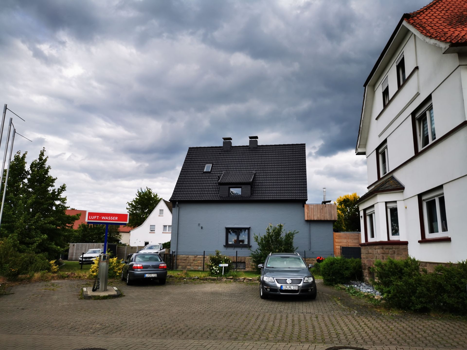 Ein paar Autos sind vor einem Haus geparkt