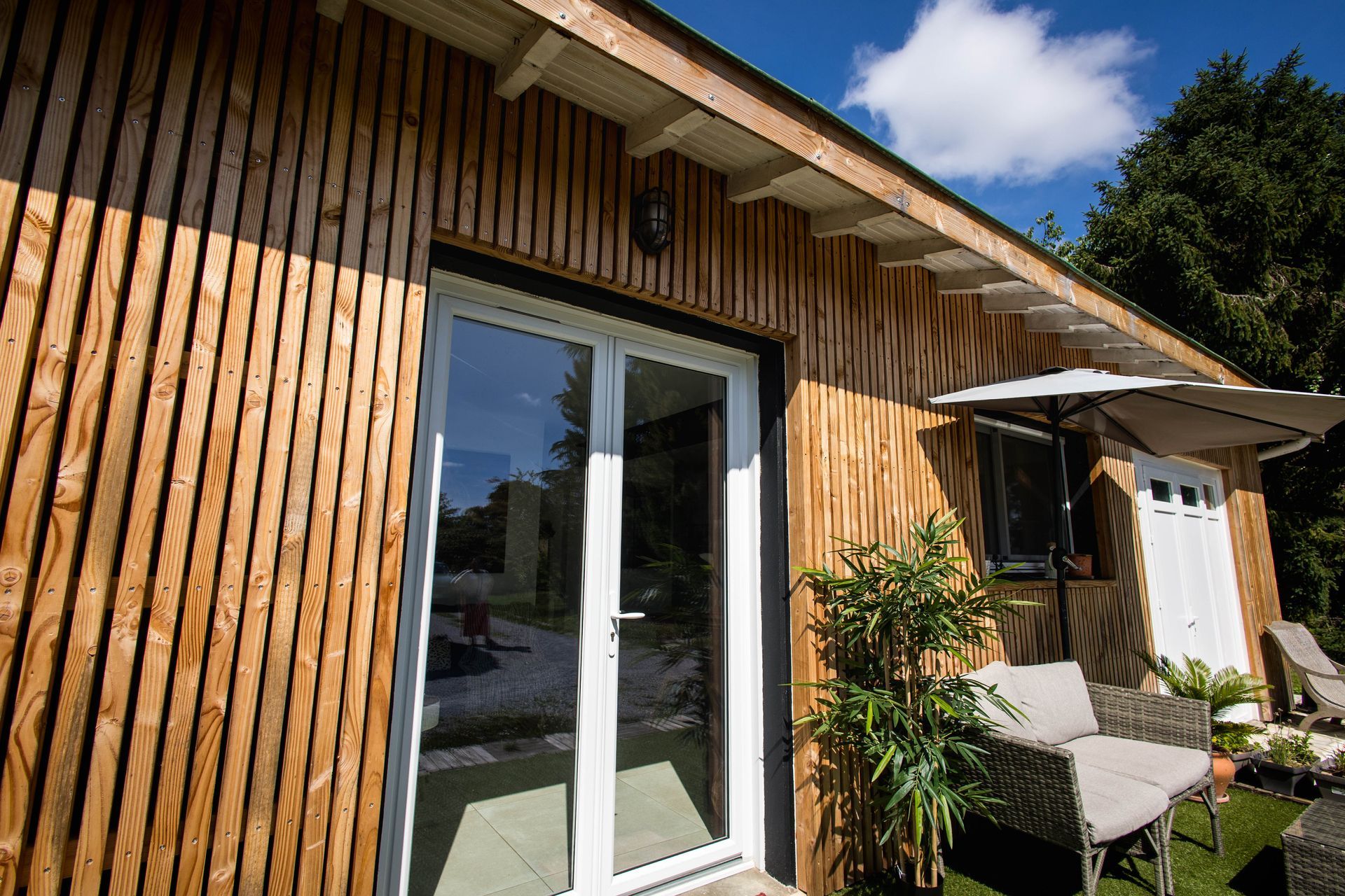 Une maison avec un bardage en bois