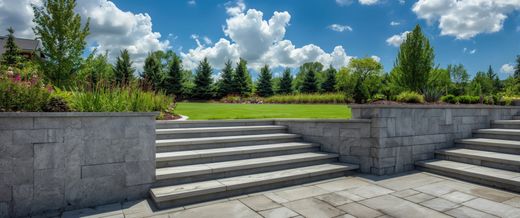 Une terrasse et des marches
