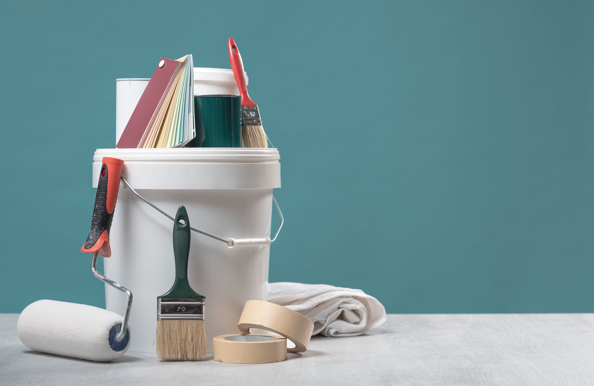Un seau et des outils de peinture