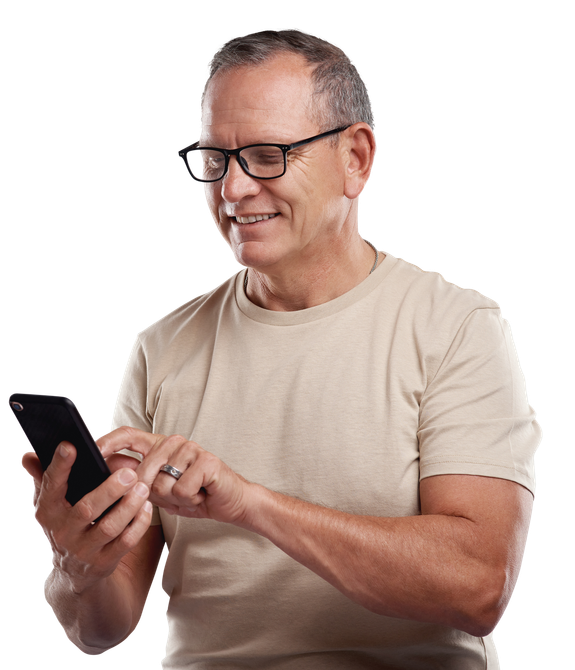 Un homme regarde son téléphone en souriant