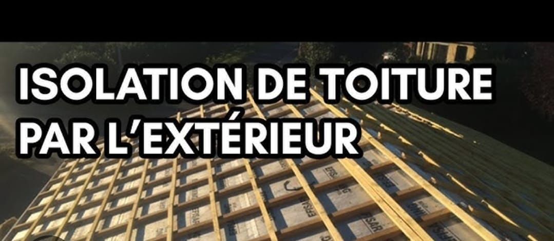Texte en français sur fond de chantier: « ISOLATION DE TOITURE PAR L’EXTÉRIEUR »