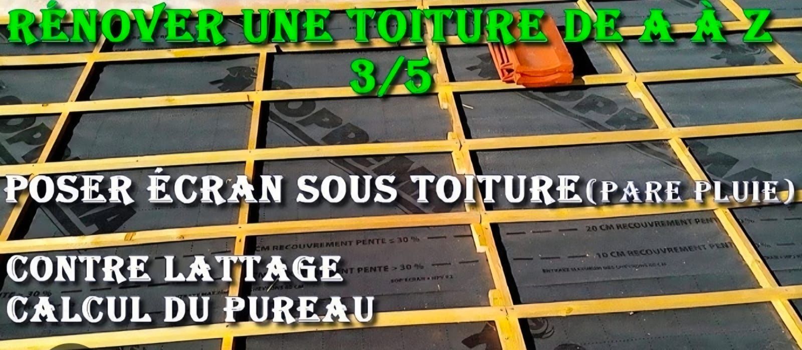 Toiture en travaux avec charpente apparente; texte vert et blanc: «Rénover une toiture de A à Z 3/5»
