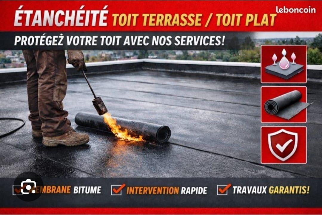 Travaux d’étanchéité sur toit plat, ouvrier chauffant un rouleau de bitume avec une flamme.
