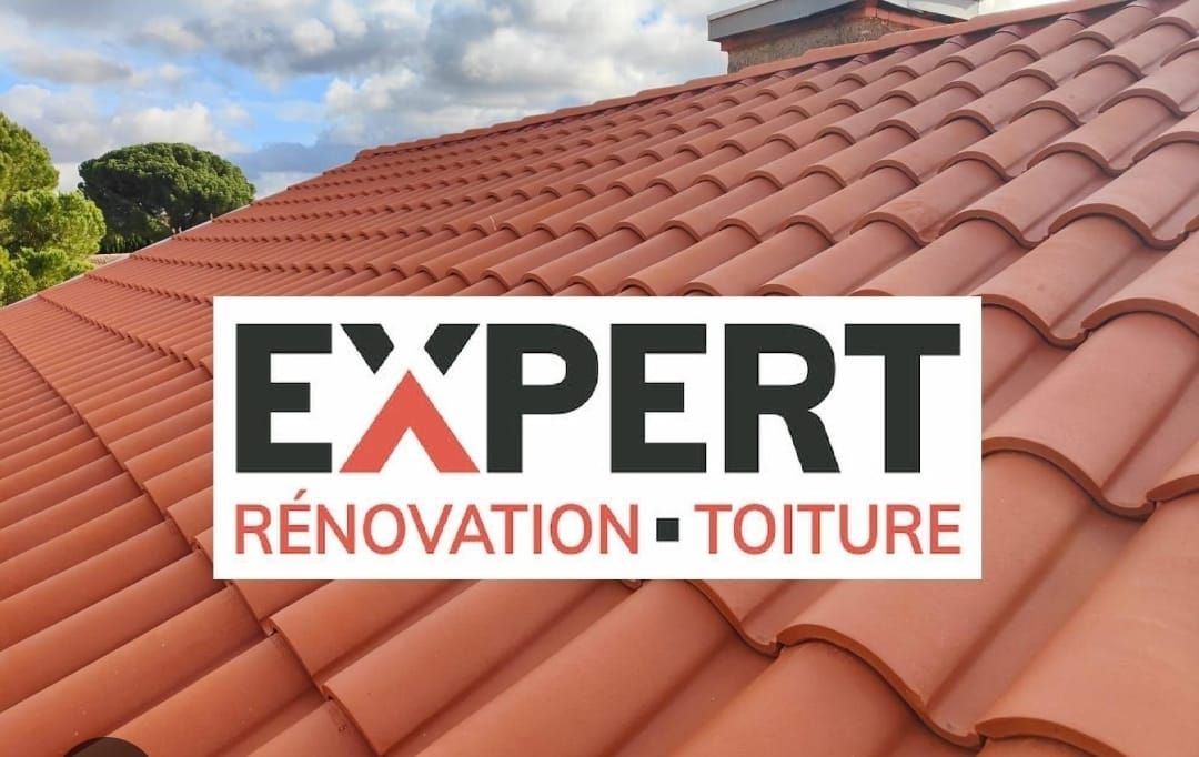 Logo EXPERT RÉNOVATION TOITURE au-dessus d'un toit en tuiles rouges