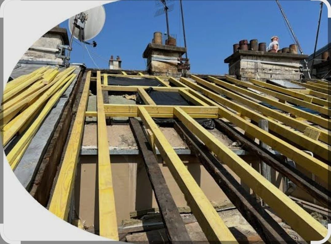 Des échafaudages jaunes bordent une ruelle étroite entre des bâtiments en briques, vue d'en bas.