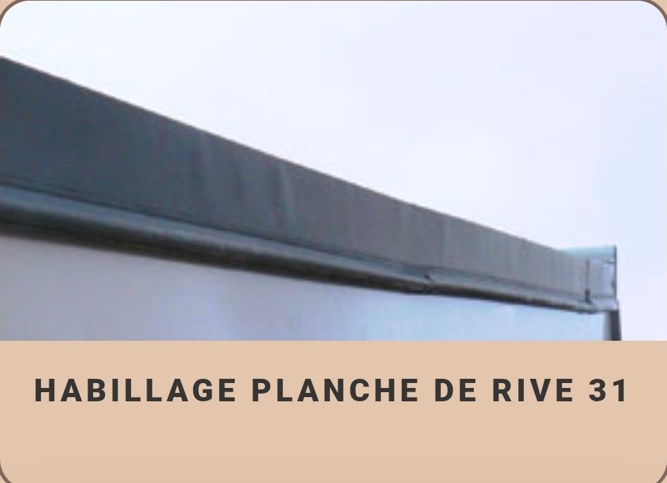 Bordure de toit grise portant l'inscription « Habillage planche de rive 31 »