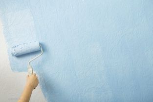 Tapete wird hellblau gestrichen