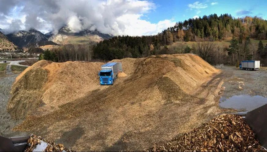 Fahrzeug der Cantieni AG Transporte und Garage