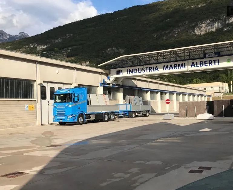 Fahrzeug der Cantieni AG Transporte und Garage