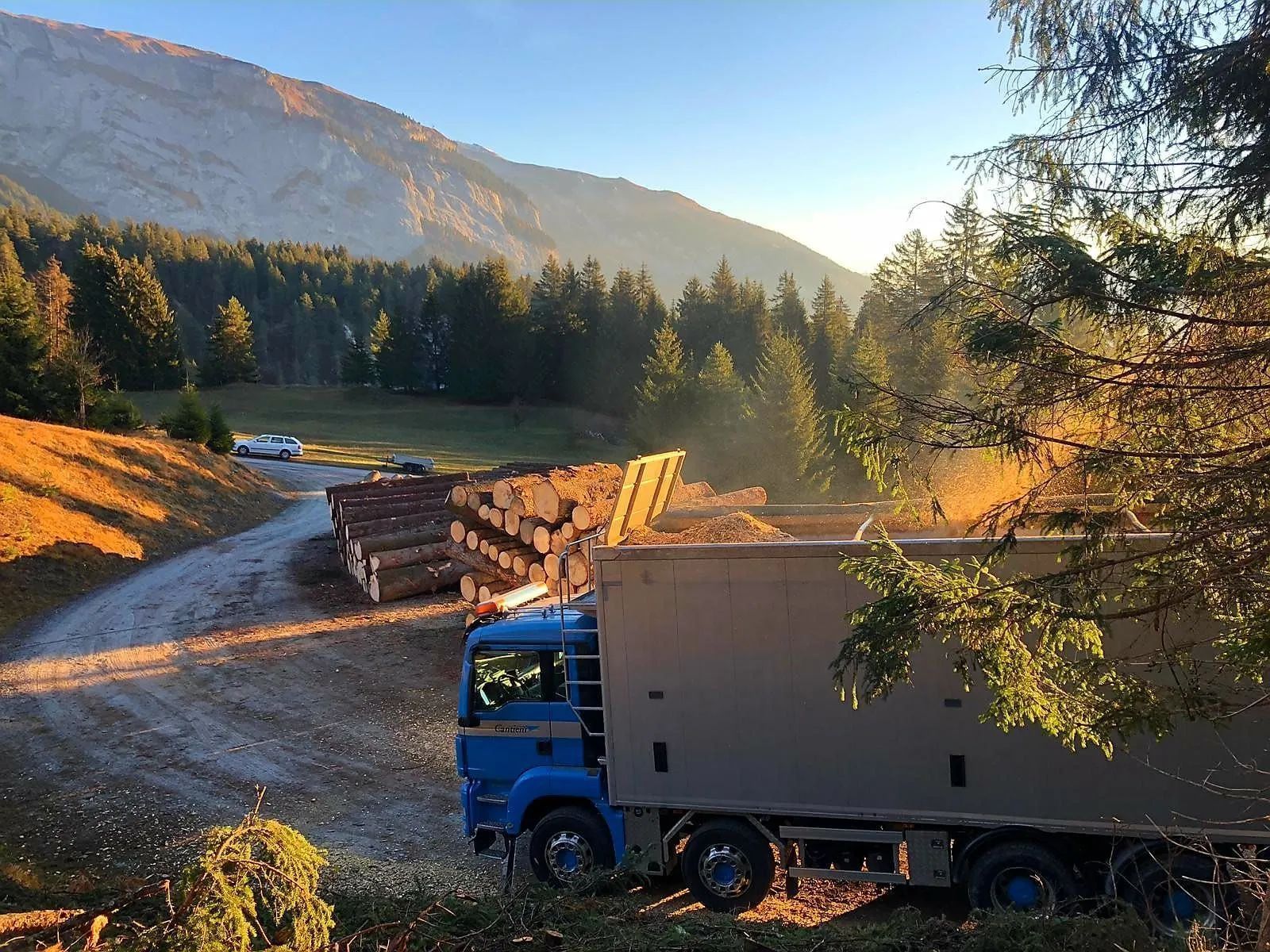 Fahrzeug der Cantieni AG Transporte und Garage