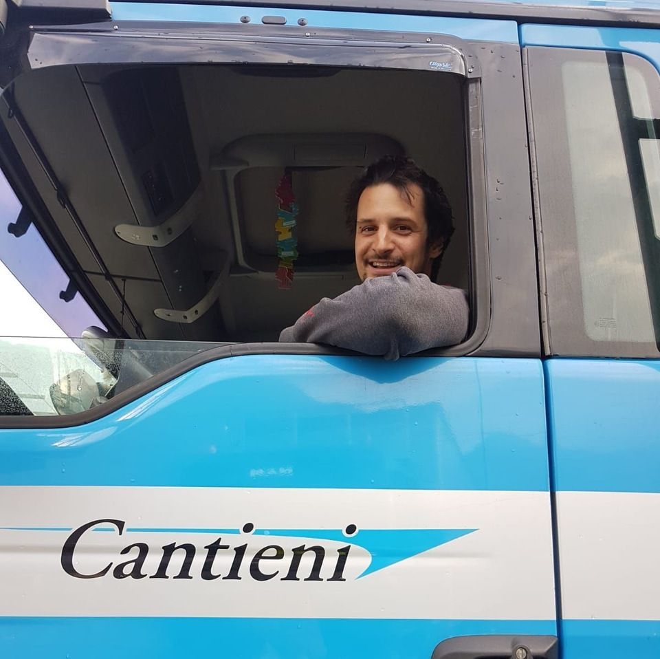 Ein Mann sitzt auf dem Fahrersitz eines Kantinenwagens