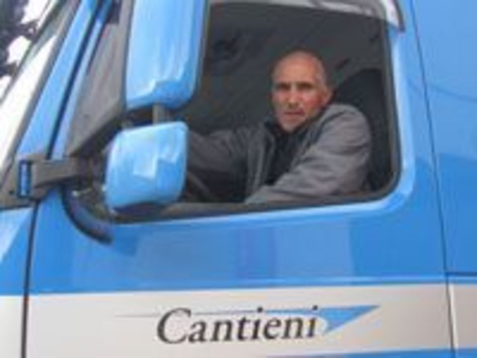 Auf dem Fahrersitz eines blauen Cantieni-Trucks sitzt ein Mann.