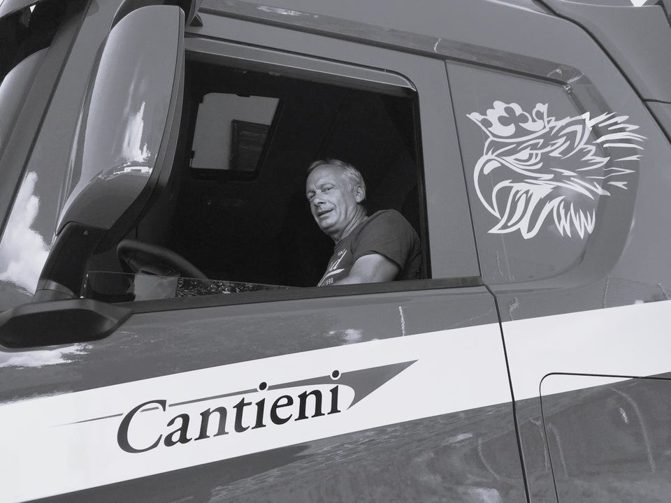 Ein Mann sitzt auf dem Fahrersitz eines Kantinenwagens