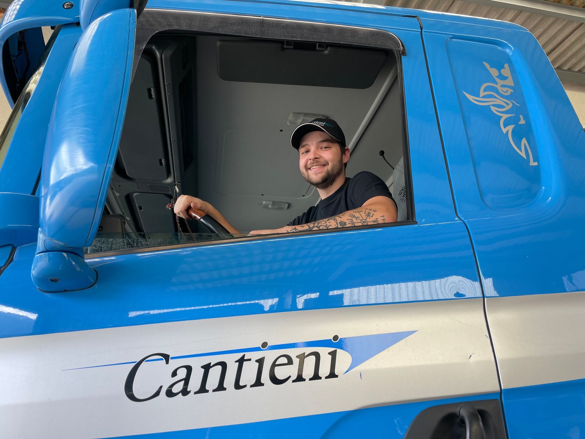 Ein Mann sitzt auf dem Fahrersitz eines Kantinenlastwagens.