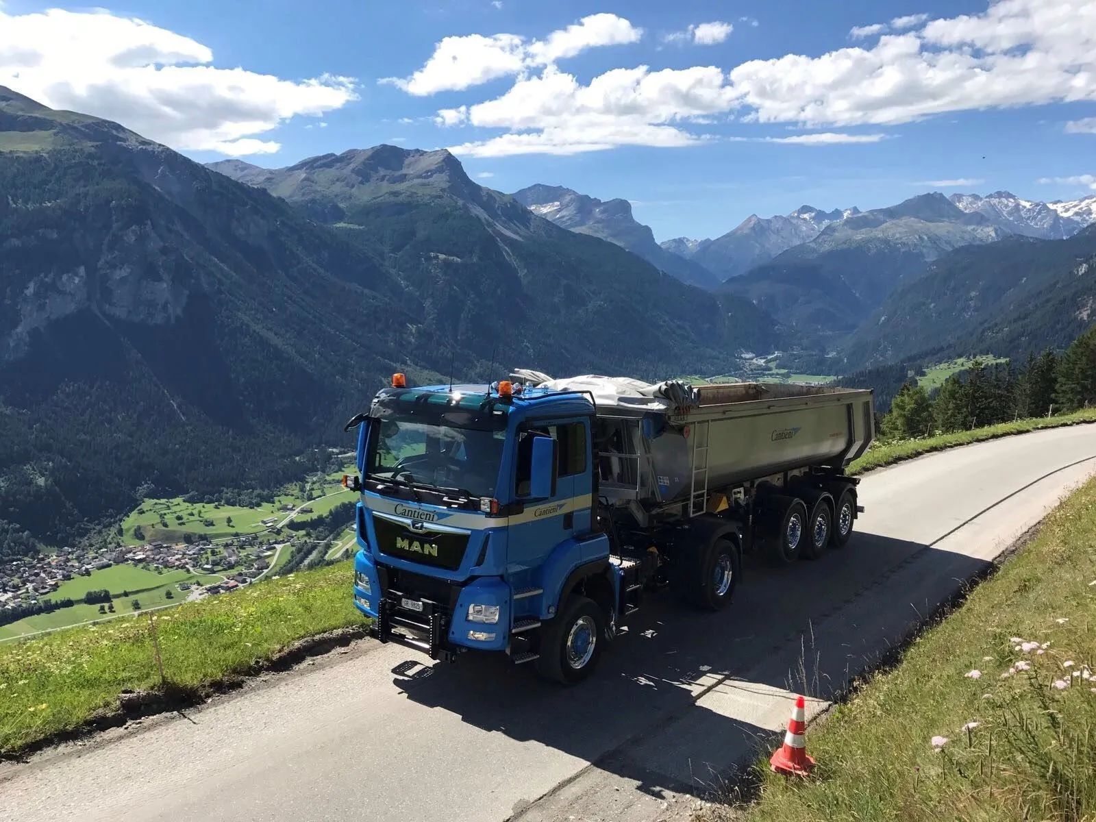 Fahrzeug der Cantieni AG Transporte und Garage