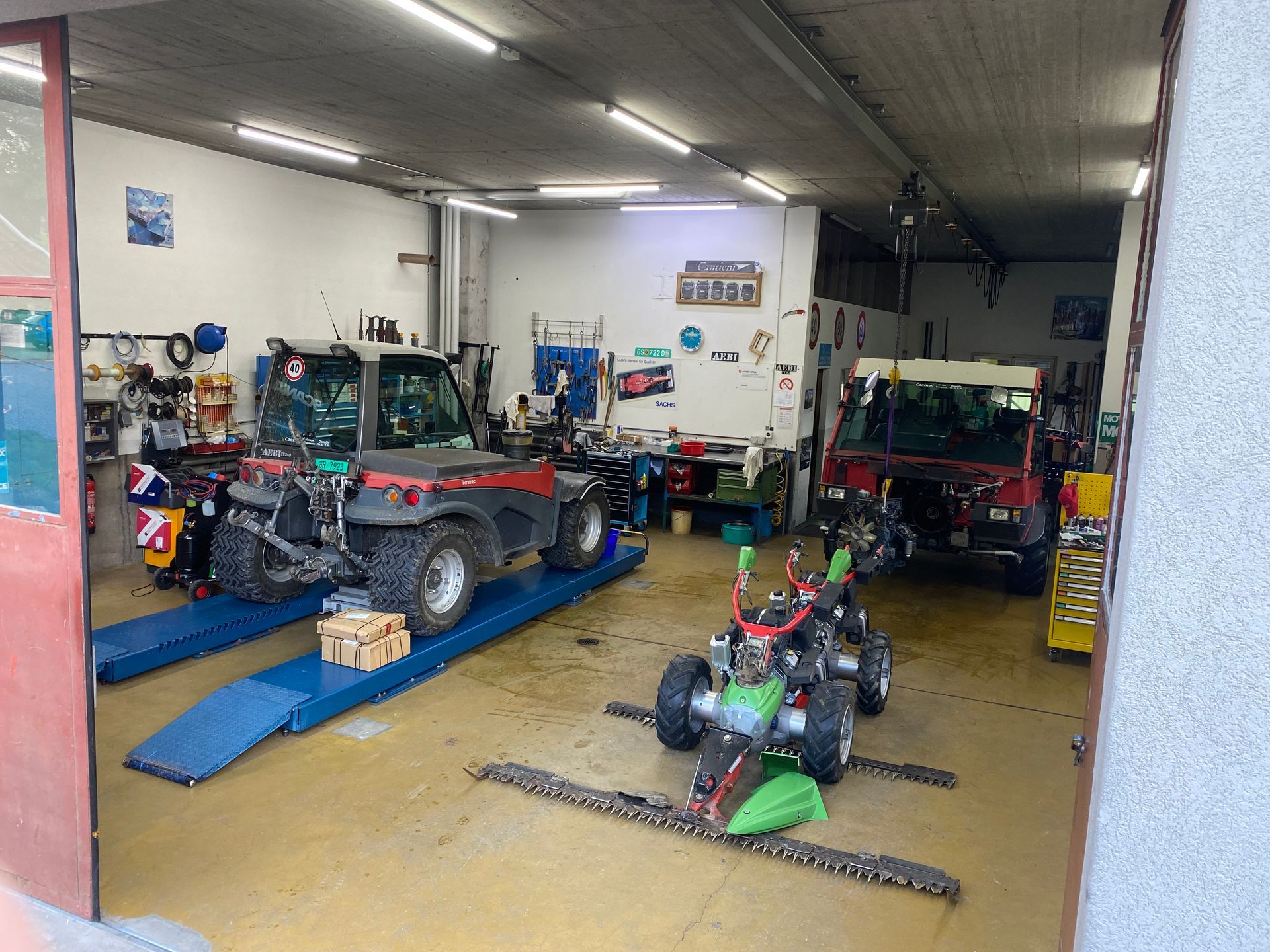 Eine Garage mit vielen Fahrzeugen darin