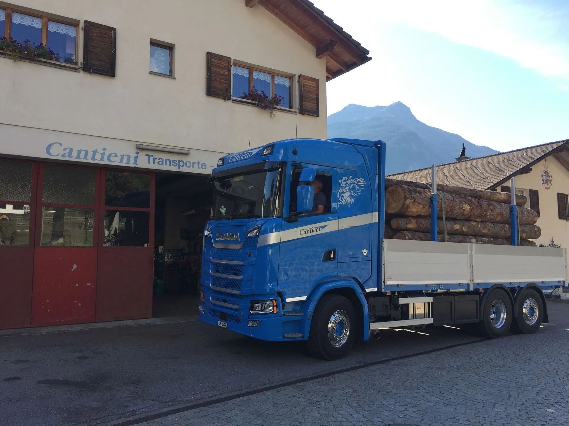 Fahrzeug der Cantieni AG Transporte und Garage