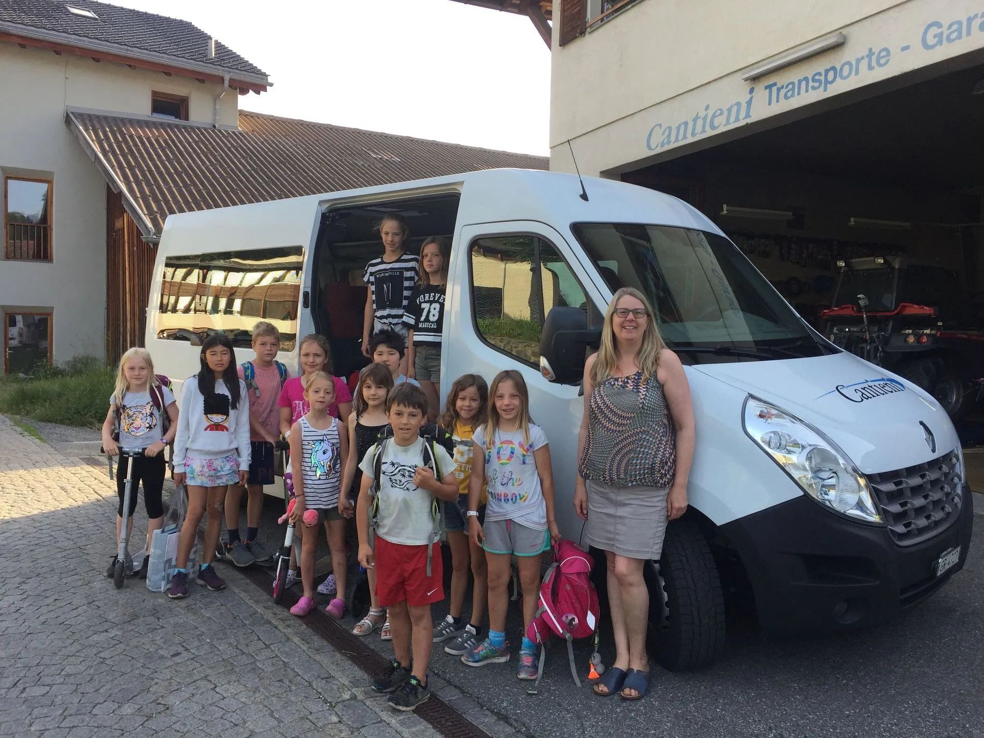 Kinder und Frau vor Fahrzeug der Cantieni AG Transporte und Garage
