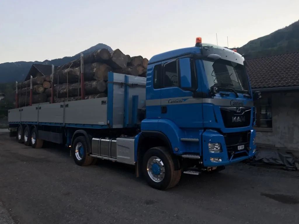 Fahrzeug der Cantieni AG Transporte und Garage