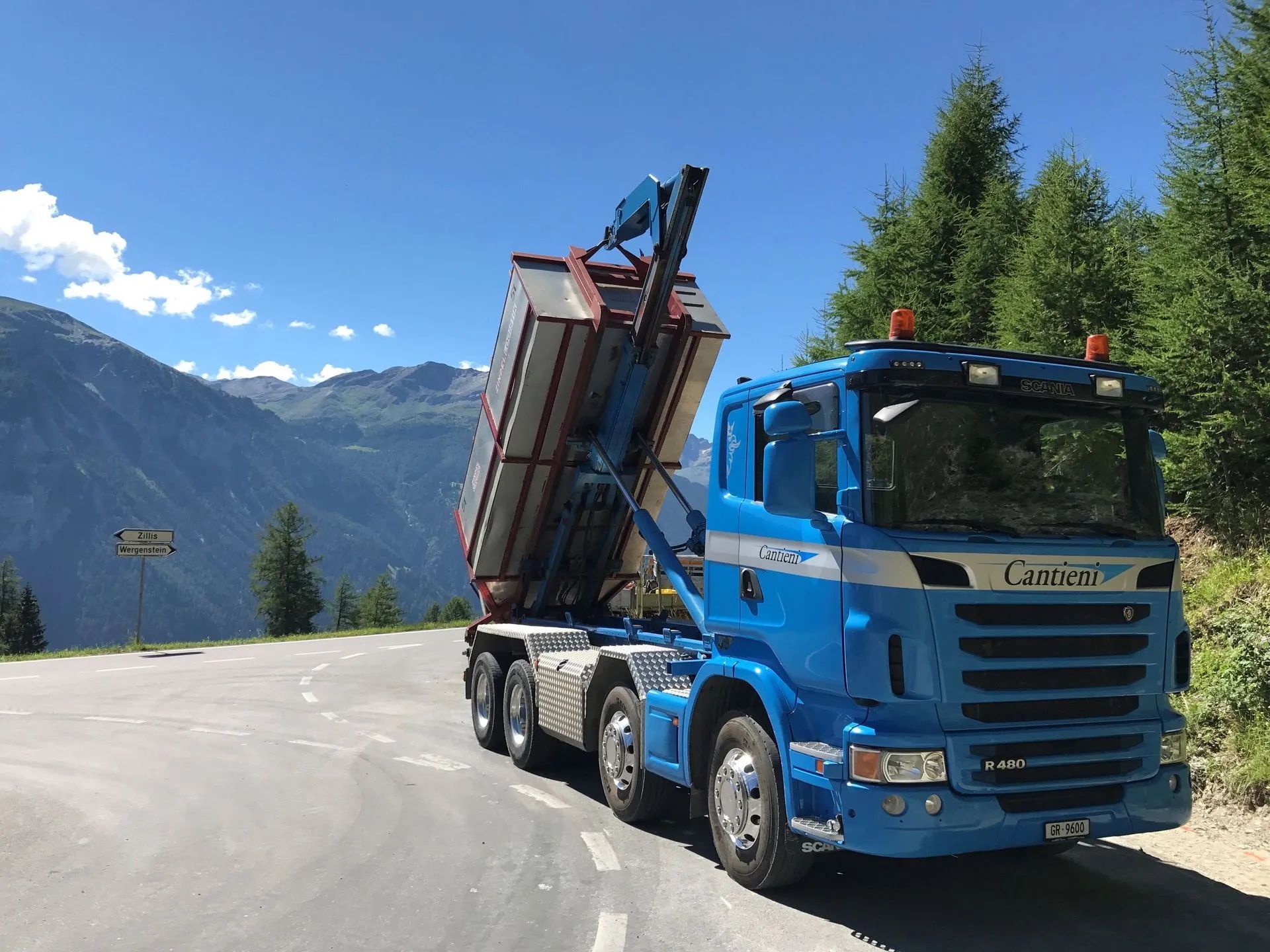 Fahrzeug der Cantieni AG Transporte und Garage