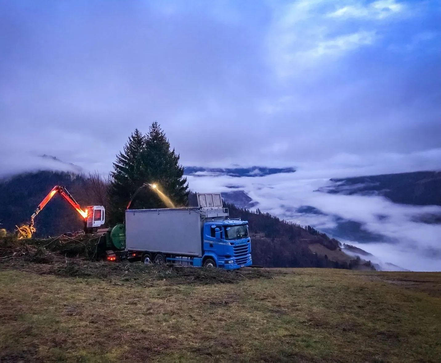 Fahrzeug der Cantieni AG Transporte und Garage