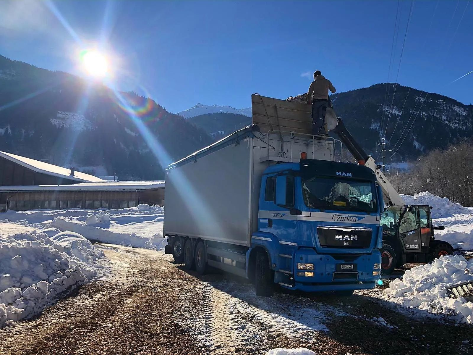 Fahrzeug der Cantieni AG Transporte und Garage