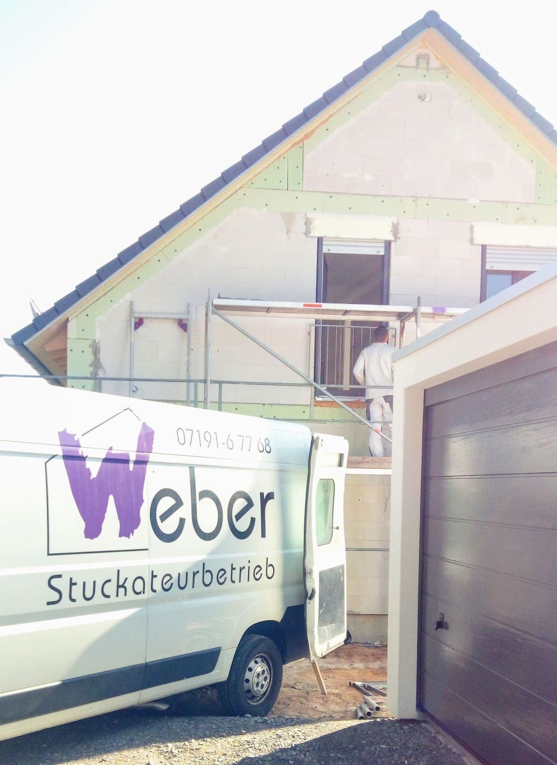 Das Auto des Stuckateur- und Malerbetriebs Weber vor einem Rohbau