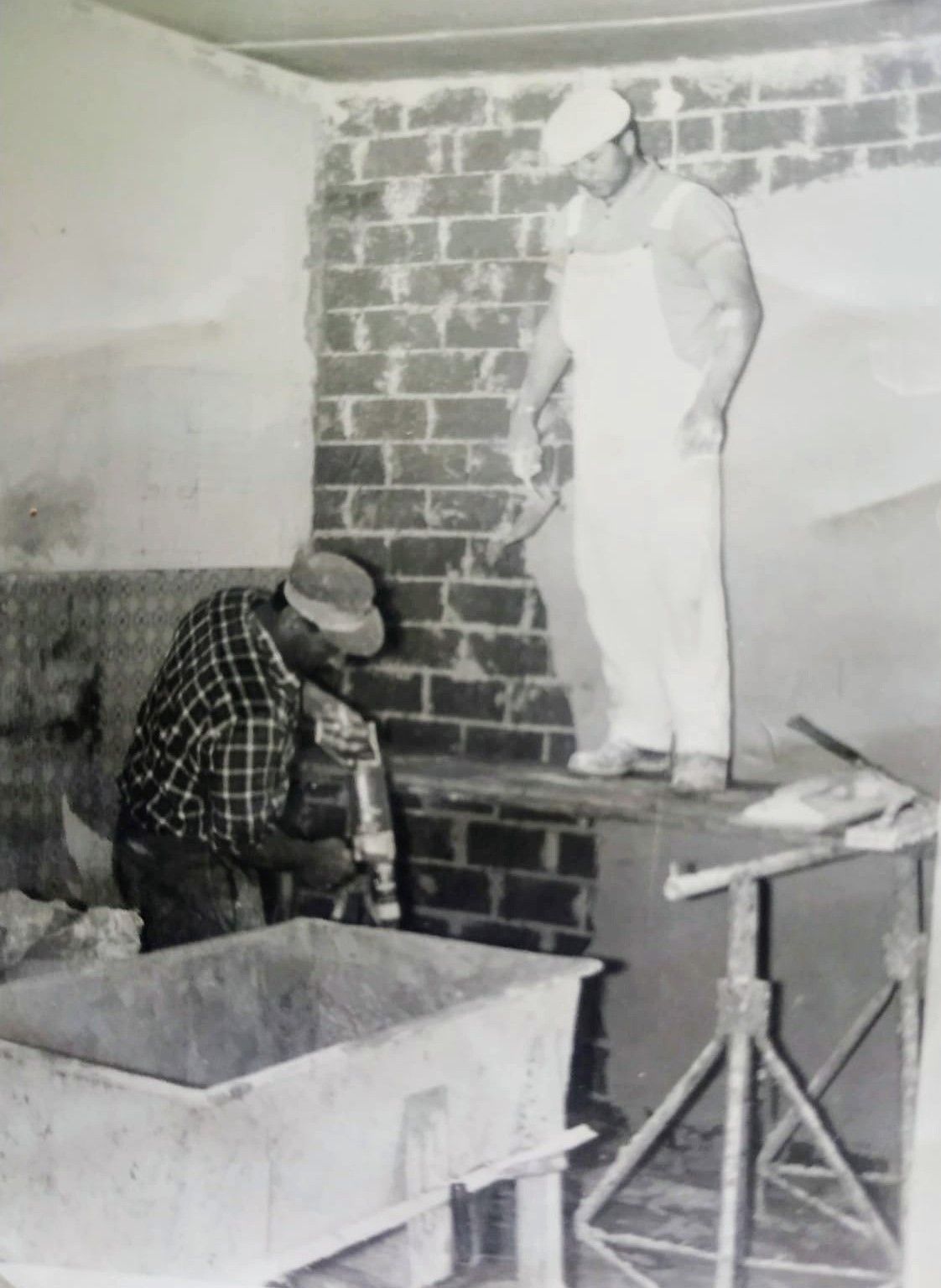 Stuckateur- und Malerarbeiten in Schwarz/Weiss von damals bei der Arbeit