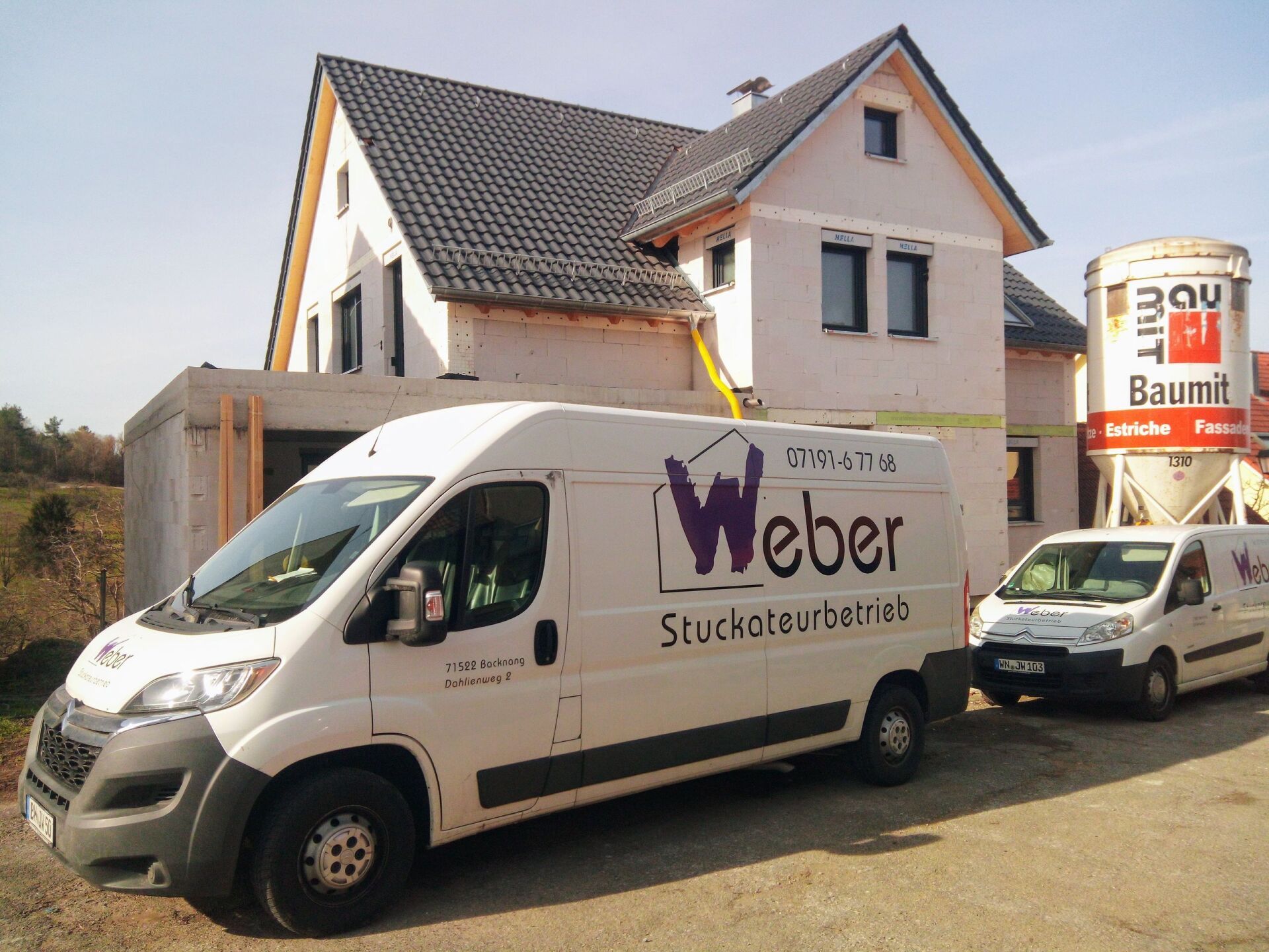 Das Auto des Stuckateur- und Malerbetriebs Weber vor einem Neubau Einfamilienhaus