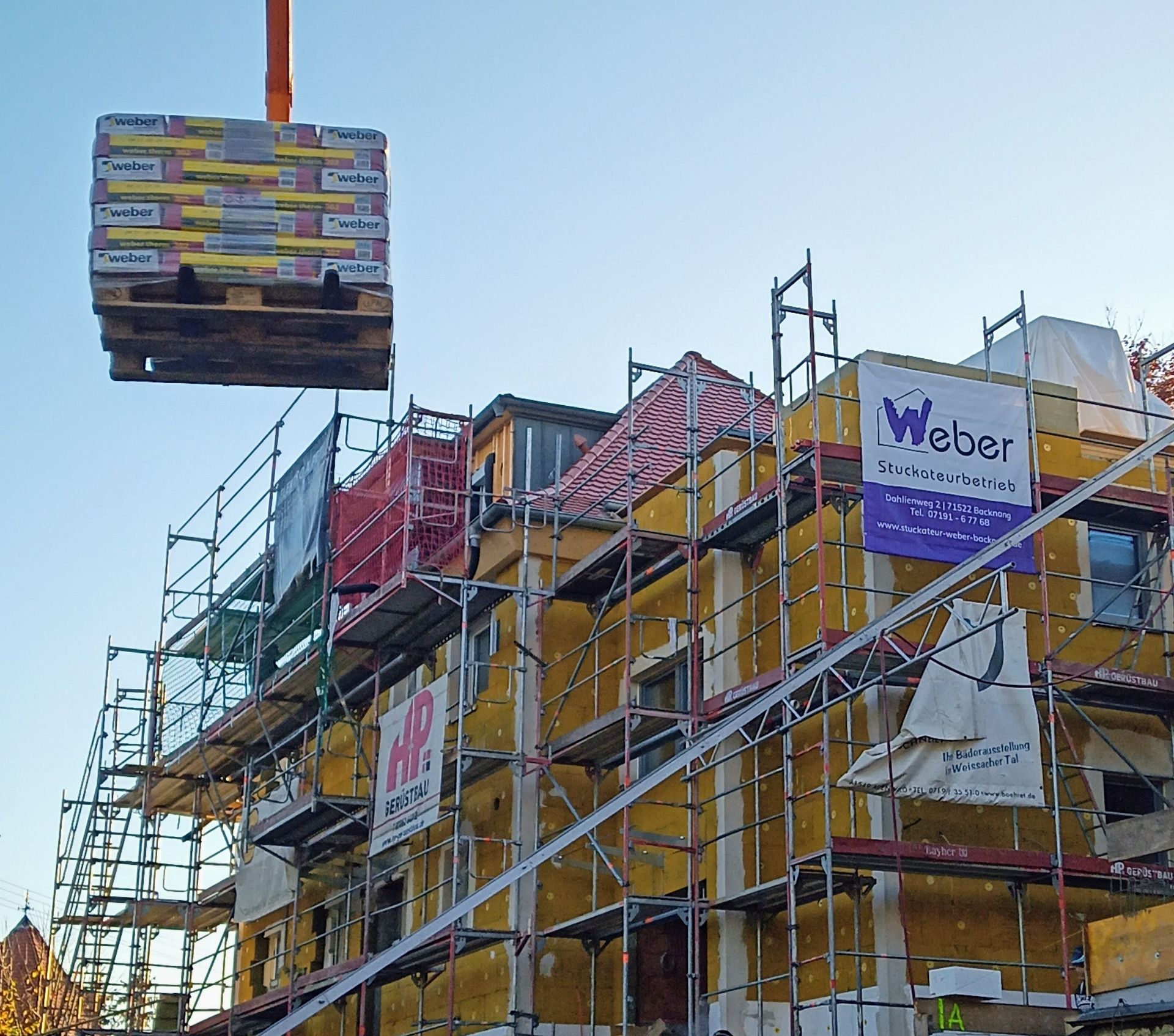 Baustellengerüst mit Logo des KD