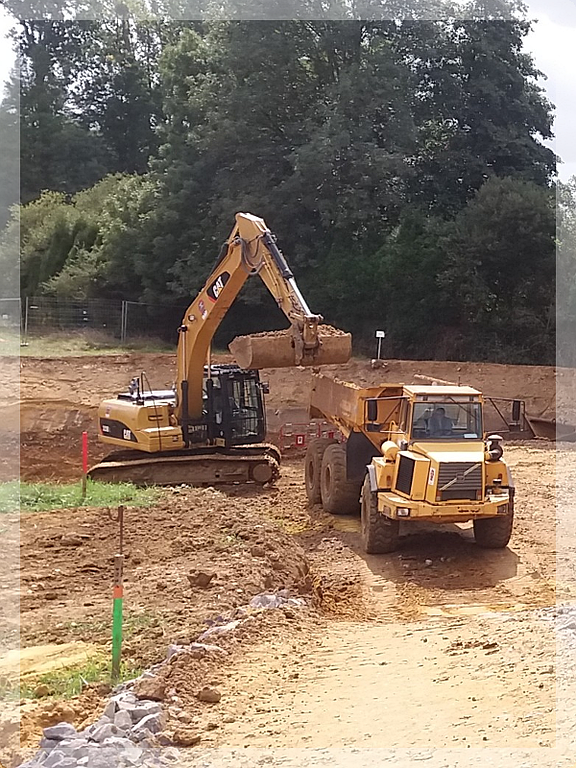 Aménagement espace avec pelleteurse