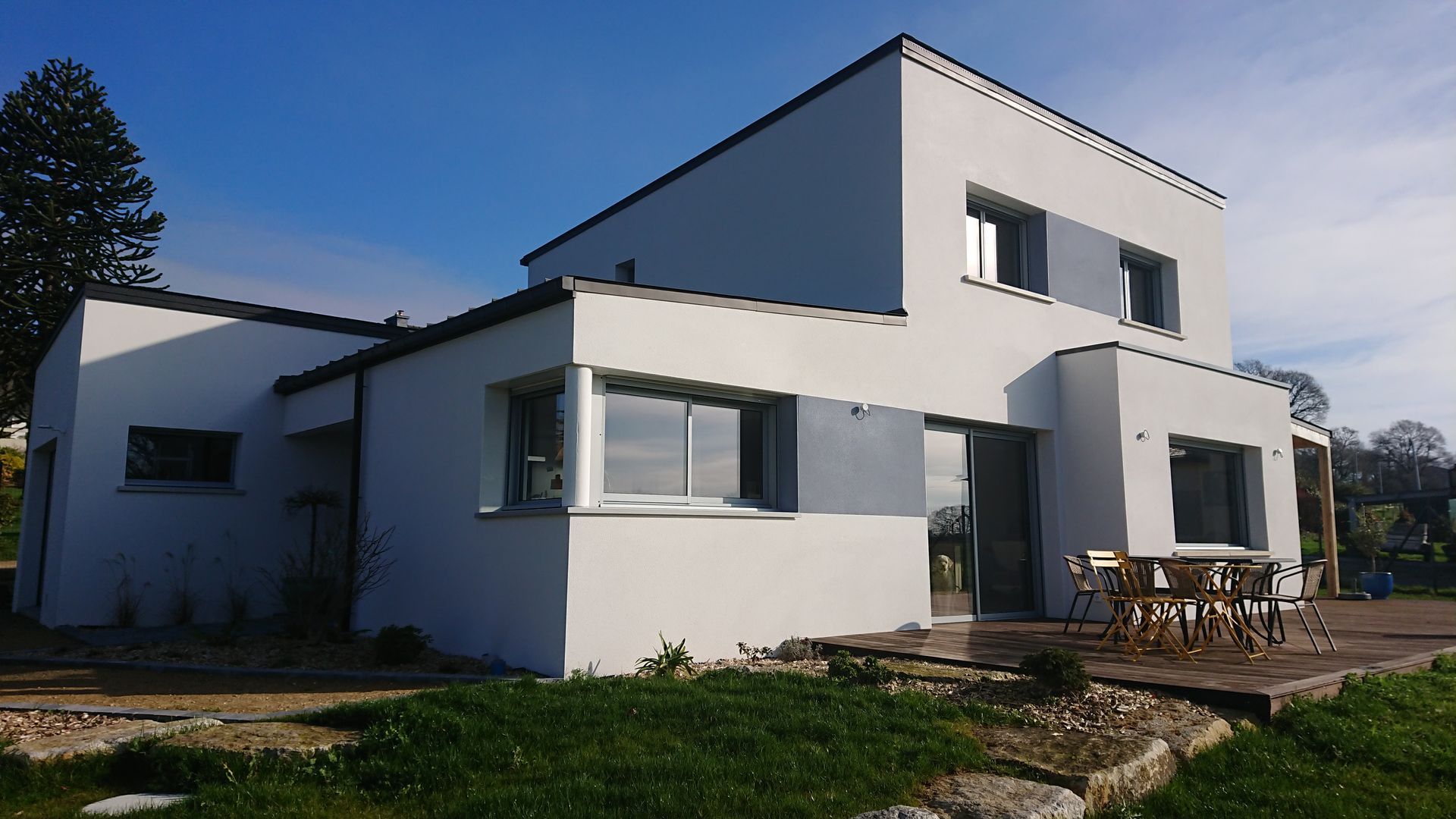 Façade de maison vue de  3/4