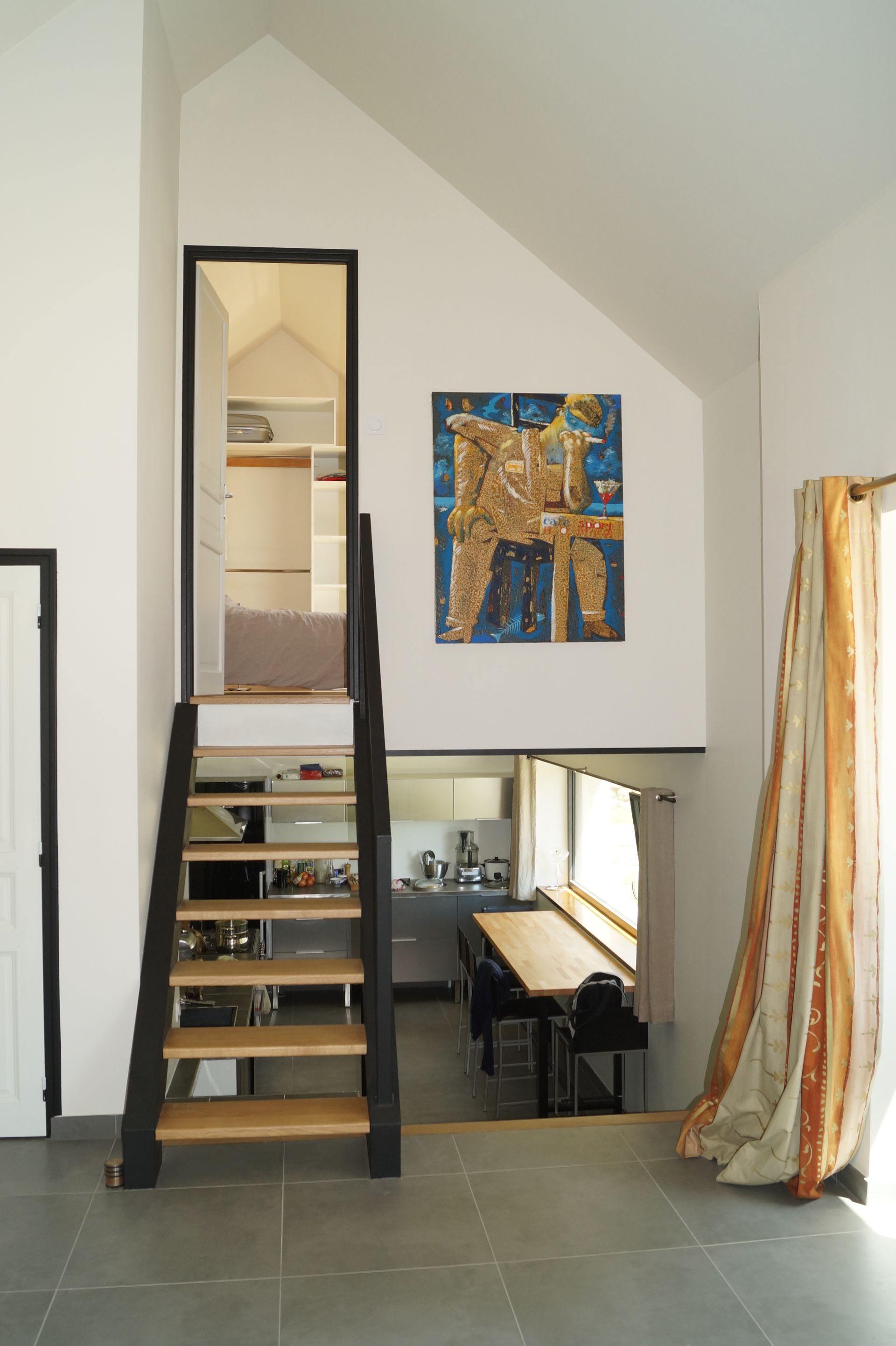 Escalier avec un tableau au mur