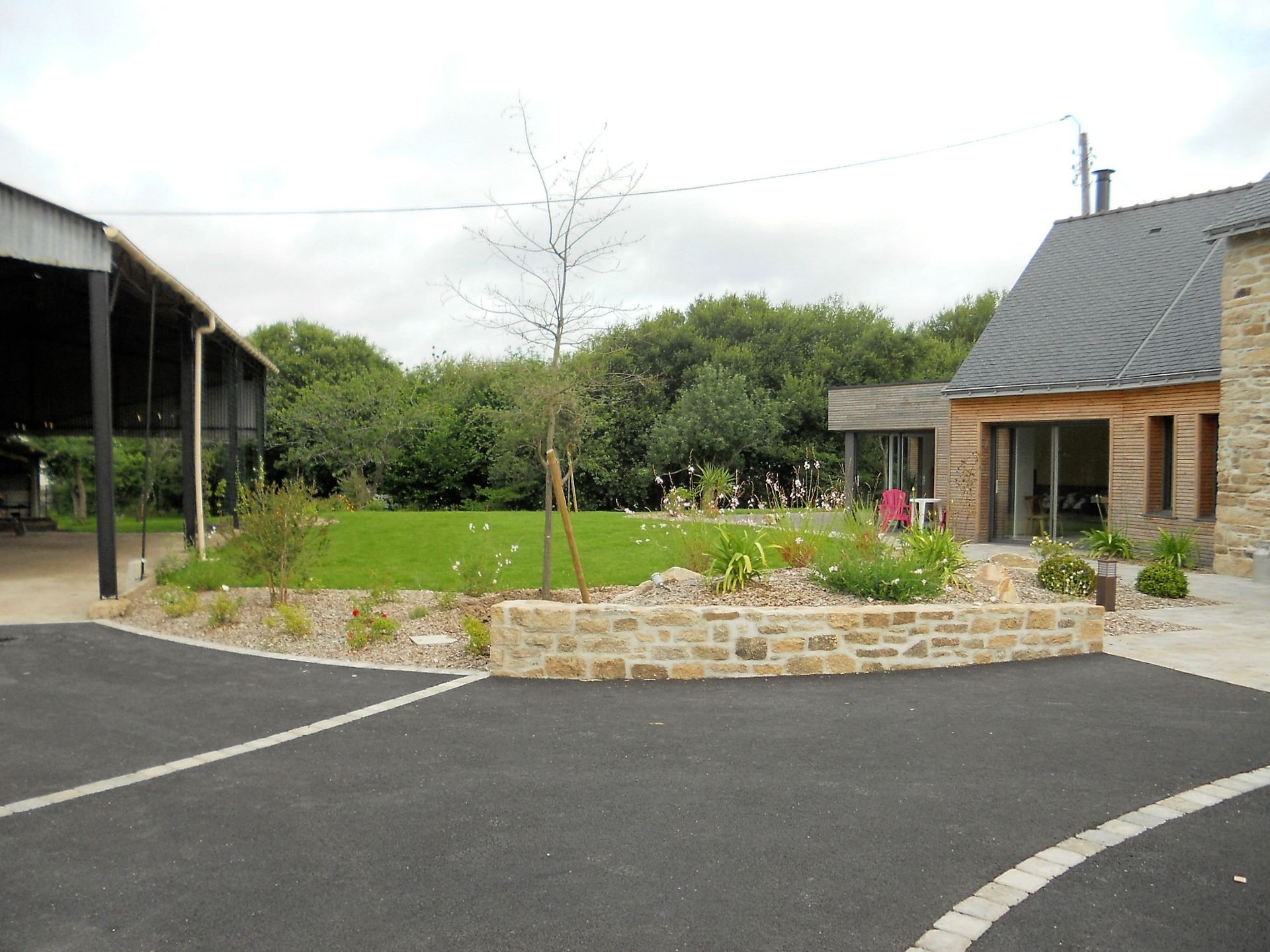 Maison en pierre avec une allée