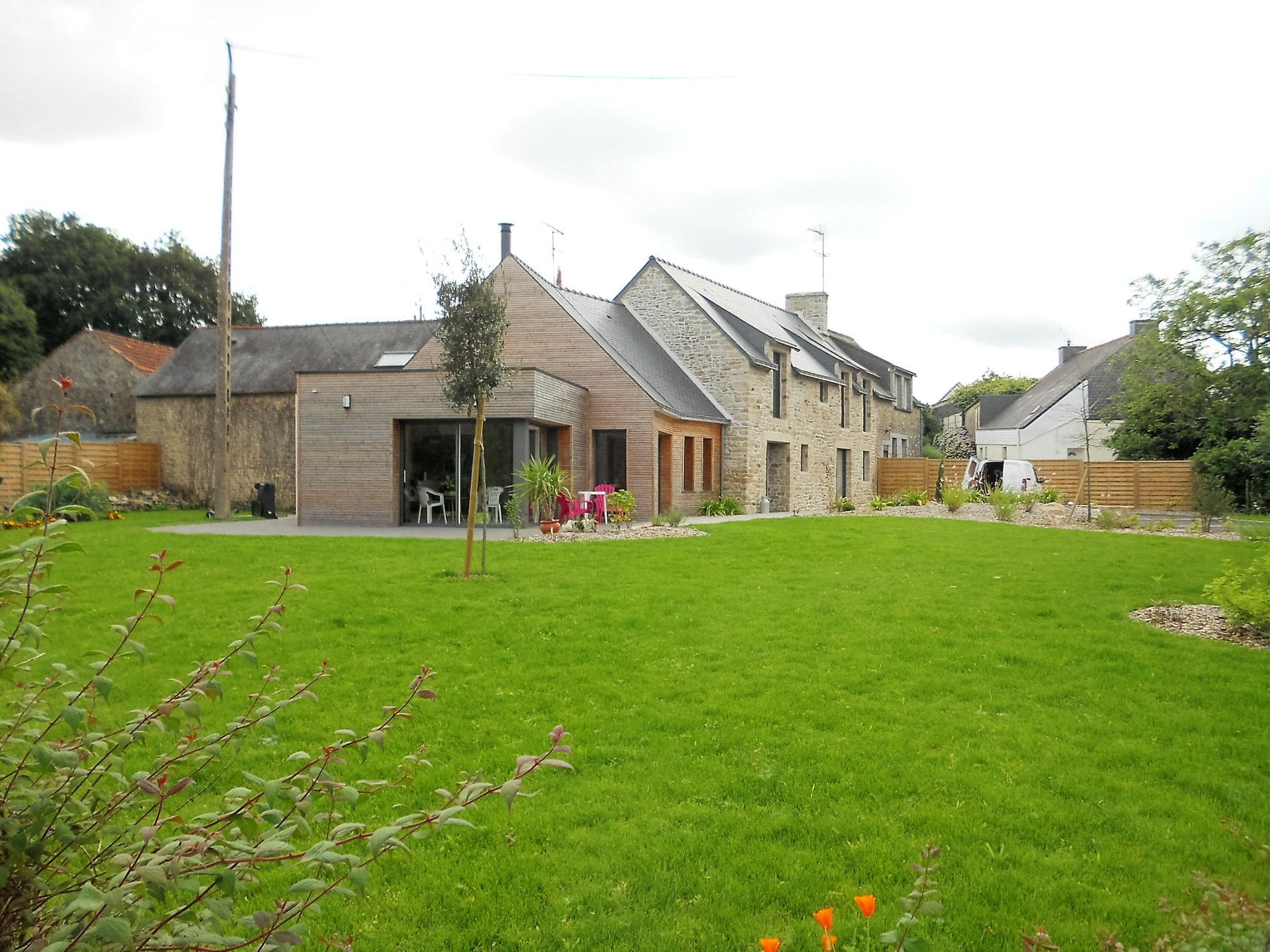 Travaux de rénovation vus du jardin