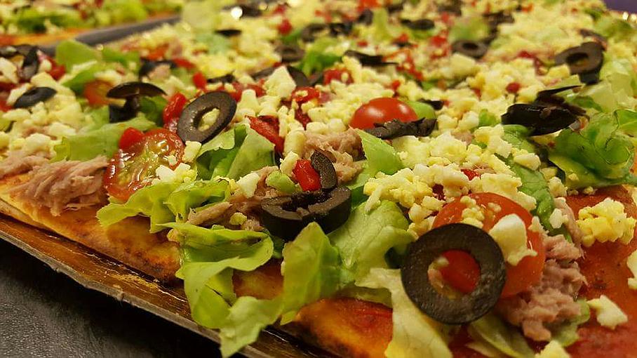 Pizza salade créée par votre pizzaiolo