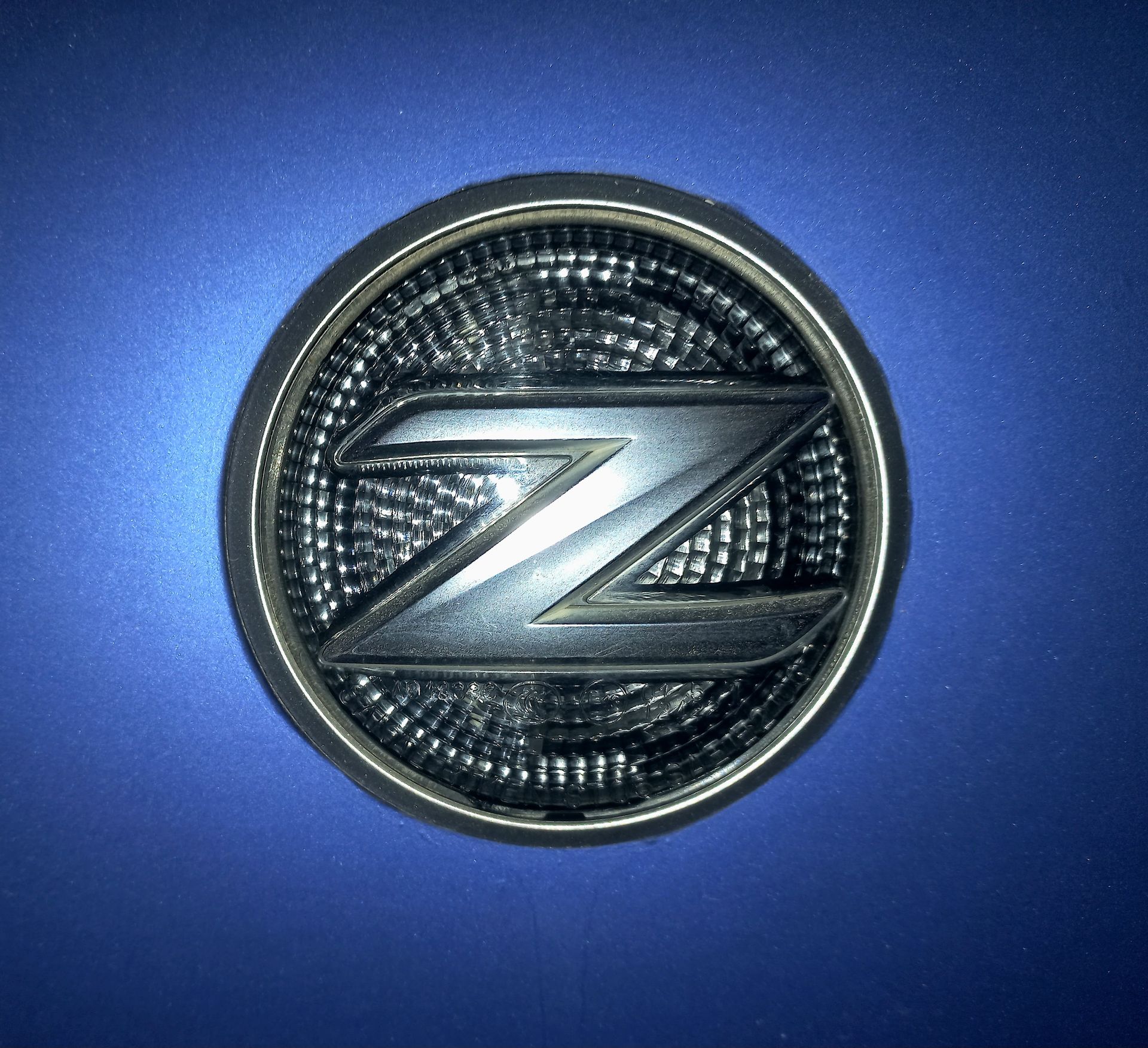 Emblème « Z » argenté sur fond bleu.