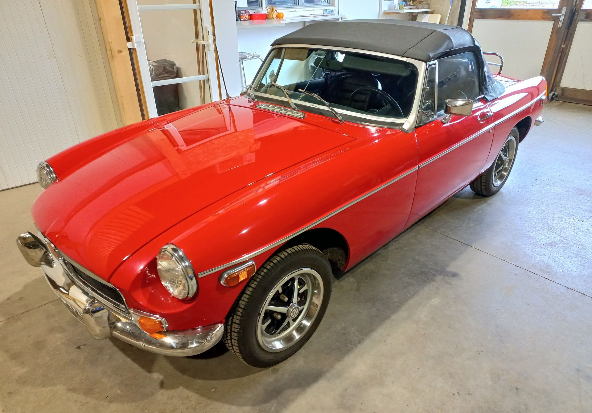 Voiture de sport décapotable rouge classique garée à l'intérieur, vue de trois quarts avant
