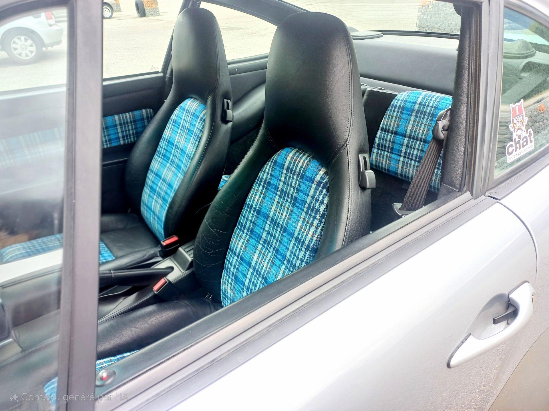 Intérieur de voiture avec housses de sièges à carreaux bleus et housses d'appuie-tête arrière assorties, vu à travers une fenêtre ouverte