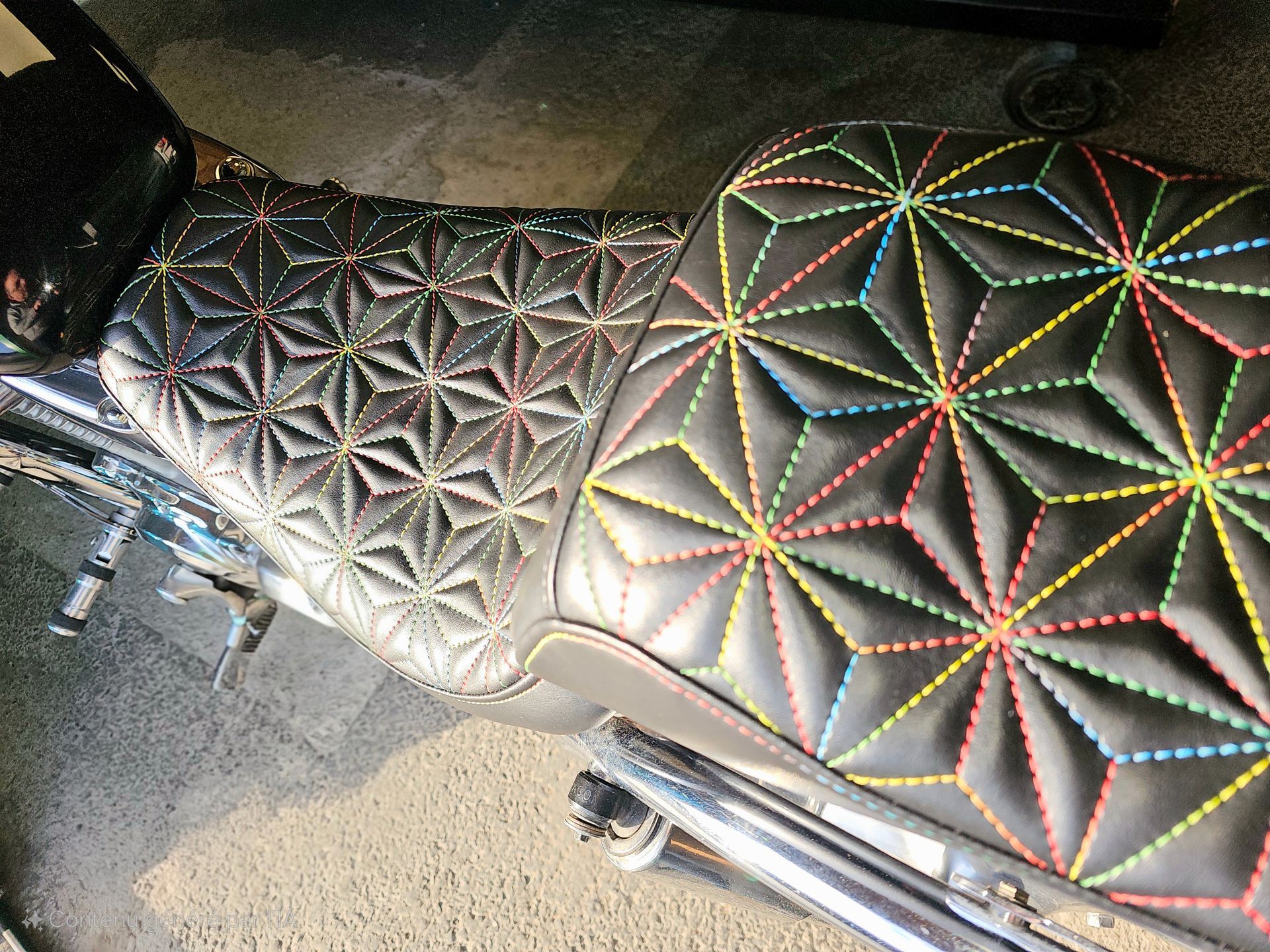 Selle de moto matelassée personnalisée avec motifs en étoile noirs, gris et multicolores